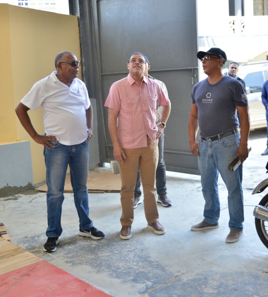 Ministro Camacho supervisa labores en club Fantásticos de Puerto Plata