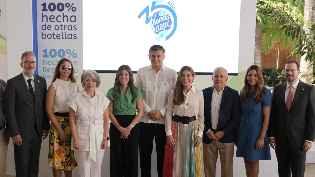 Carolina Mejía encabeza lanzamiento al mercado de la primera botella 100% reciclada en el país