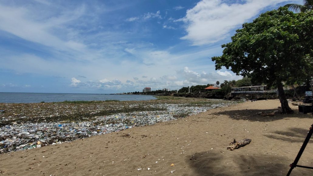 Luego de dos semanas de intensas lluvias y el sargazo que afectan las playas del país, el plástico y la malesa arropan el Malecón de SD.