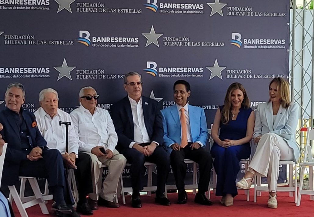 Fernando Casado, Niní Cáffaro y Rafael Solano fueron exaltados por la Fundación Bulevar de las Estrellas en presencia del presidente Abinader