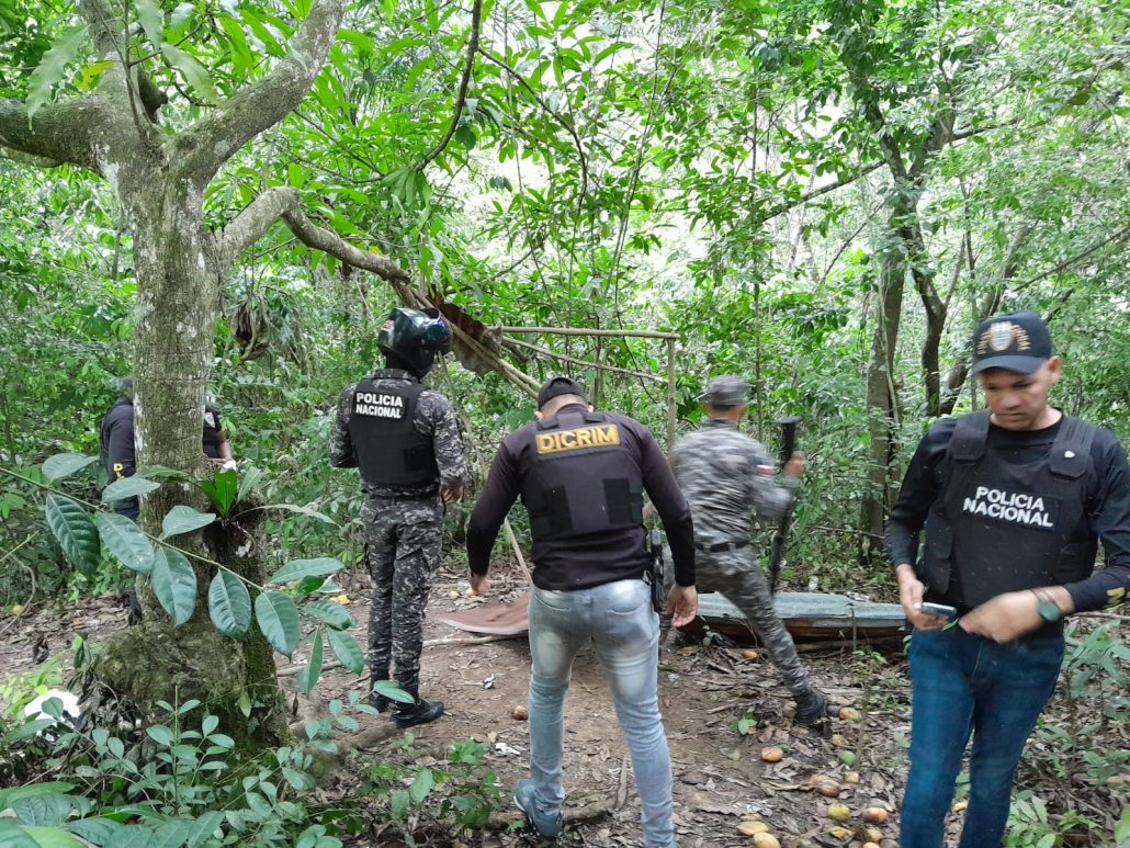 PN desmantela punto de droga en Loma de Cabrera