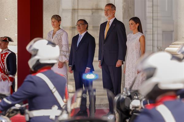 Los reyes de España reciben con honores a Petro en su visita de Estado