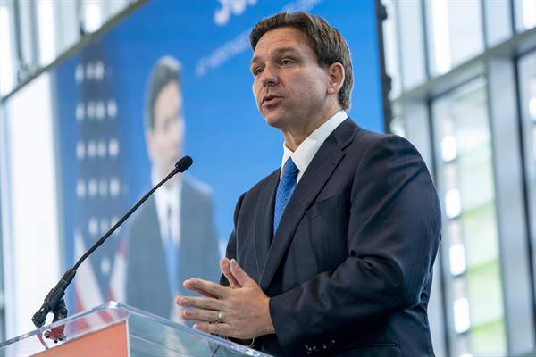 DeSantis y Trump buscan la atención de bases republicanas en Iowa, un estado clave