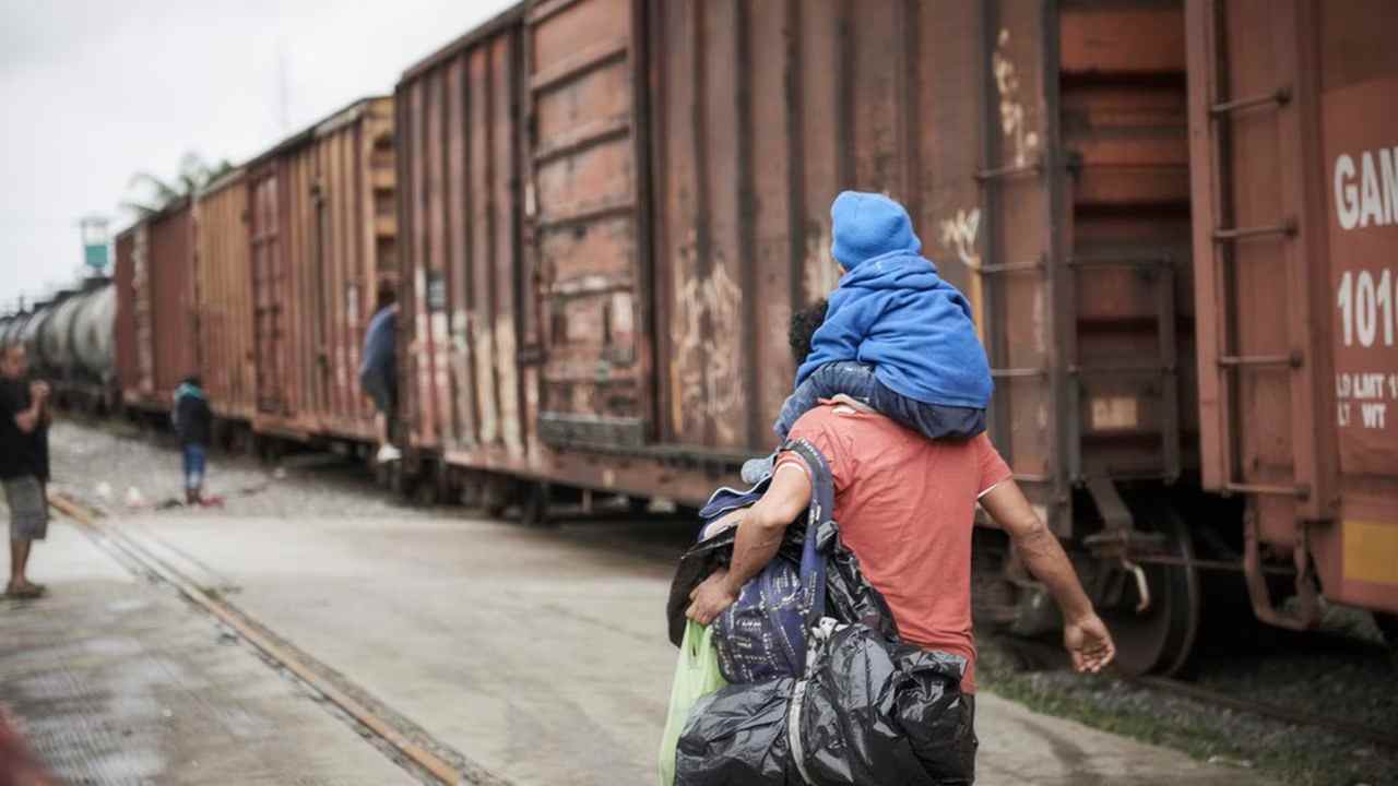 DeSantis firma ley dificulta establecimiento de inmigrantes ilegales en Florida - Noticias de hoy en República Dominicana | De Último Minuto