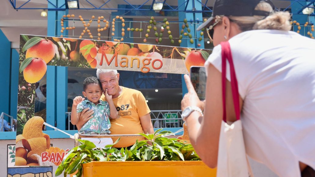 Productores y visitantes concluyen Feria Expomango Baní 2023