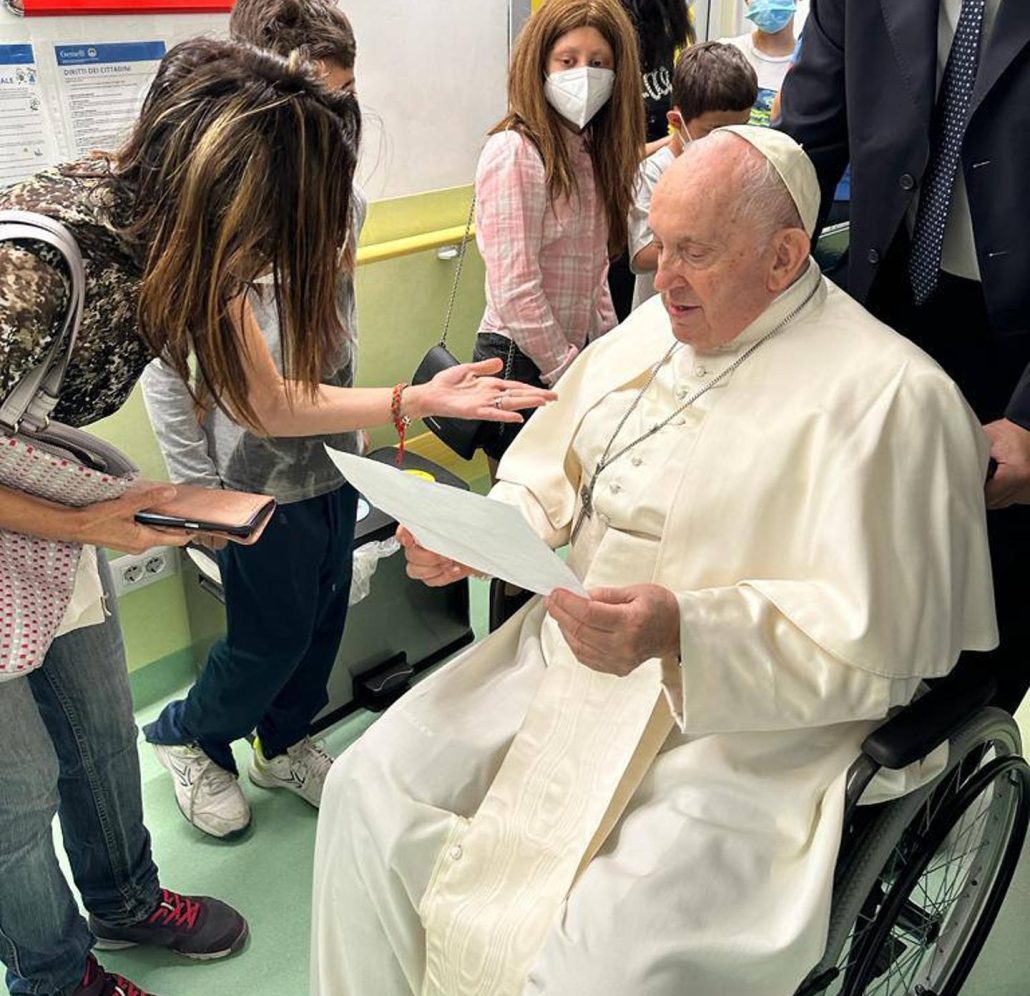 El papa será dado de alta este viernes tras su operación