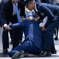 Biden se tropieza y cae al suelo durante una ceremonia en una academia militar - Noticias de hoy en República Dominicana | De Último Minuto