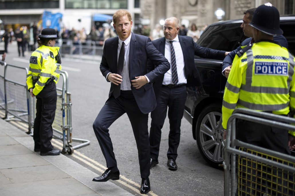 El príncipe Harry testifica por segundo día ante el tribunal por las escuchas ilegales