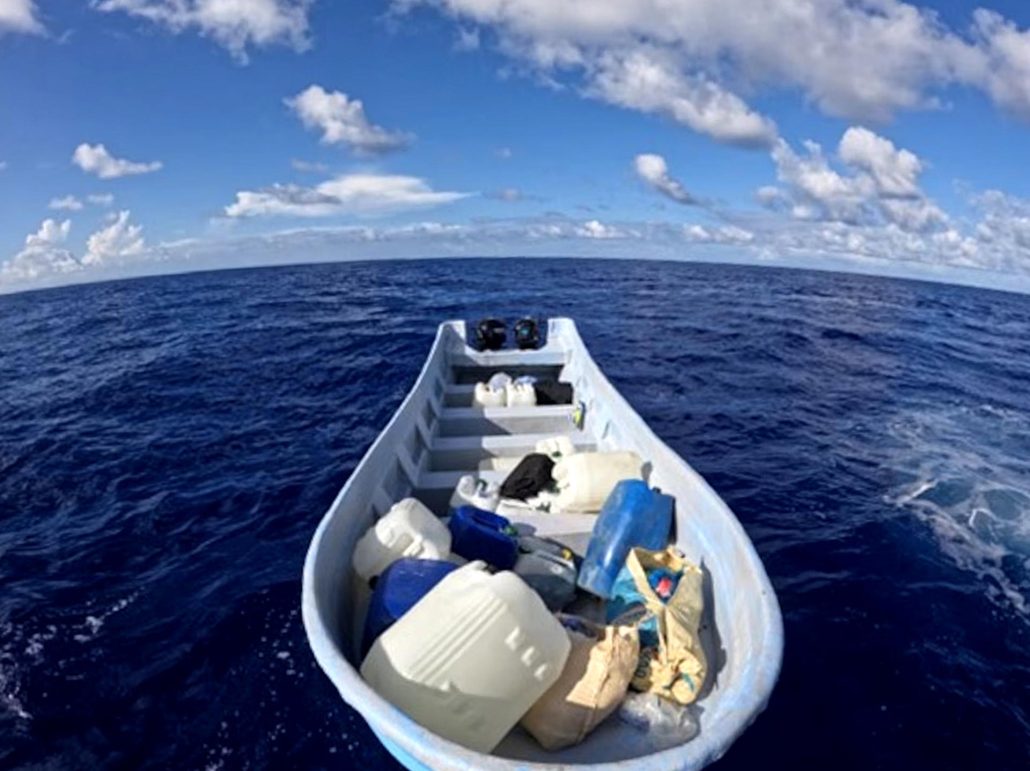 Rescatan a 2 de 3 indocumentados dominicanos que saltaron de nave cerca de Puerto Rico
