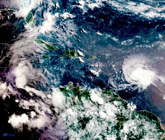 Islas caribeñas clausuran escuelas y aeropuertos ante llegada de la tormenta Bret