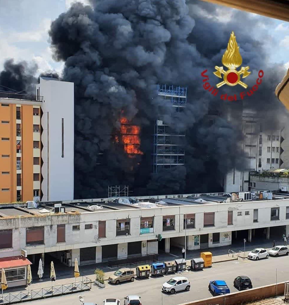 Un muerto y al menos seis heridos por el incendio de un edificio en Roma