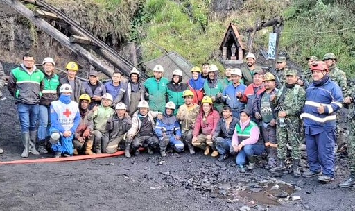 Rescatan con vida a dos mineros que estuvieron 3 días atrapados en Colombia