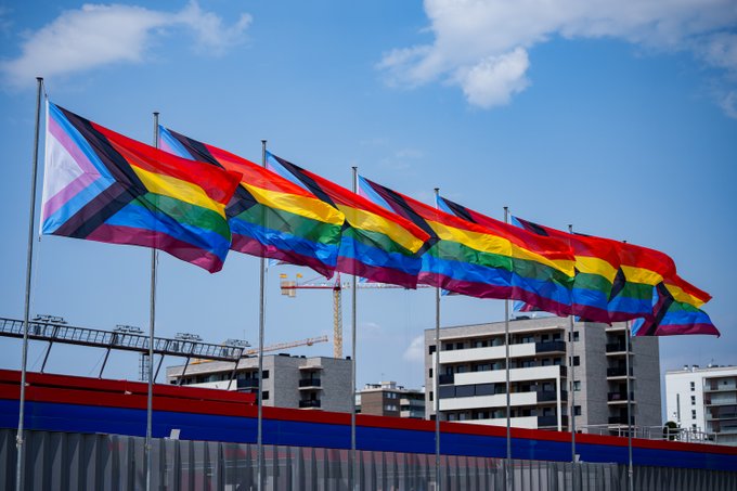 El Barça celebra el Día del Orgullo izando ocho banderas arcoíris en el Johan Cruyff