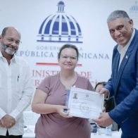 Interior y Policía entrega nacionalidad dominicana a 30 extranjeros