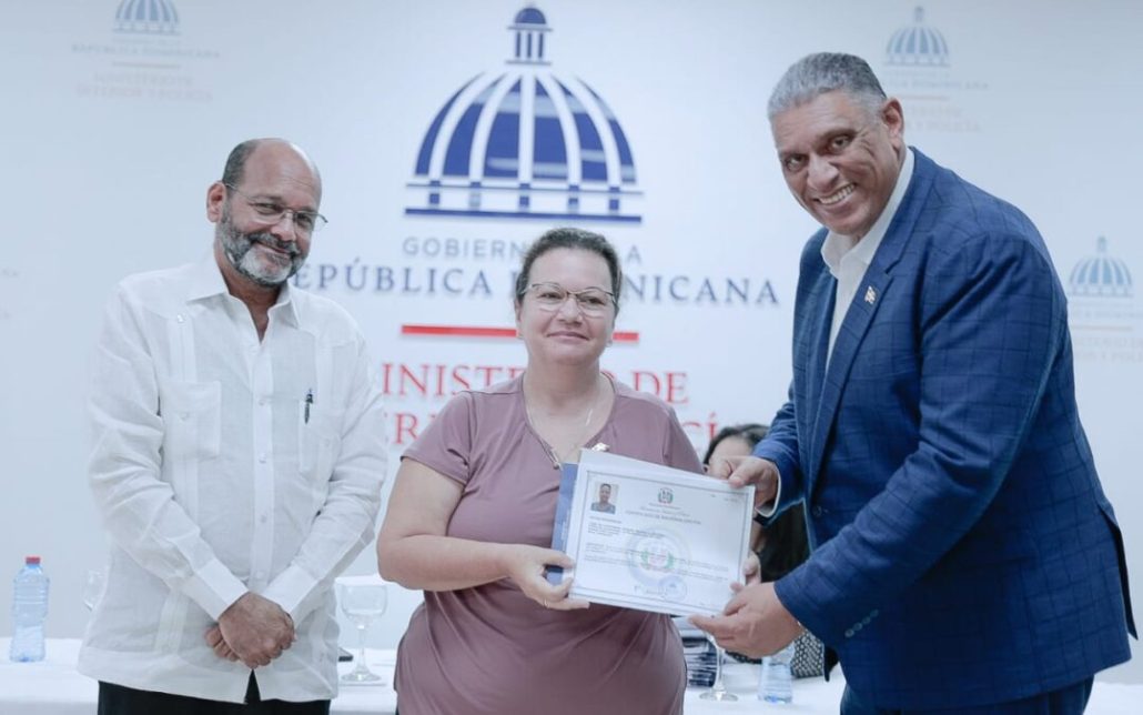 Interior y Policía entrega nacionalidad dominicana a 30 extranjeros