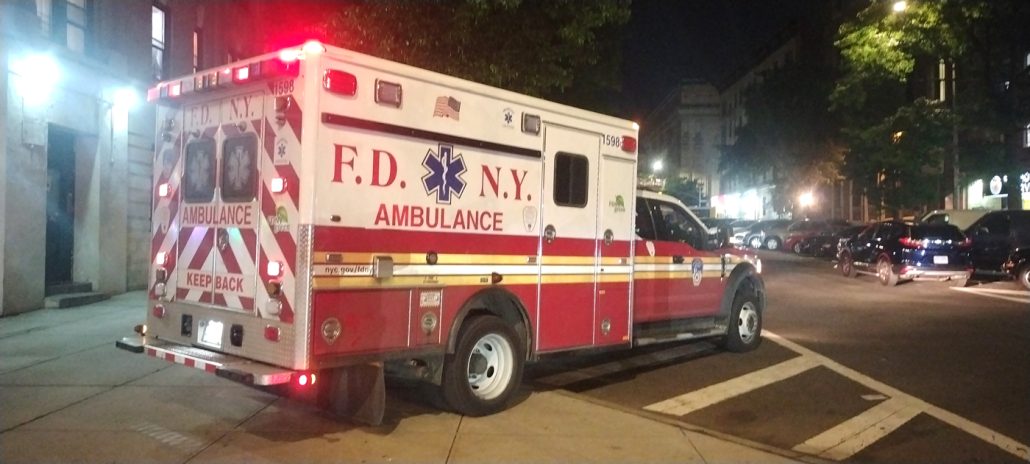 Acusan a un paramédico por robar tarjetas de crédito a un muerto en Manhattan