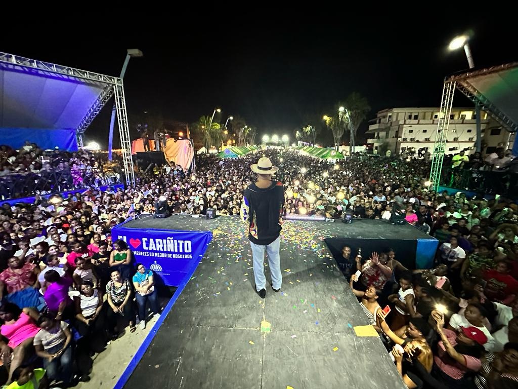 Wason Brazobán durante su concierto en San Juan de la Maguana.