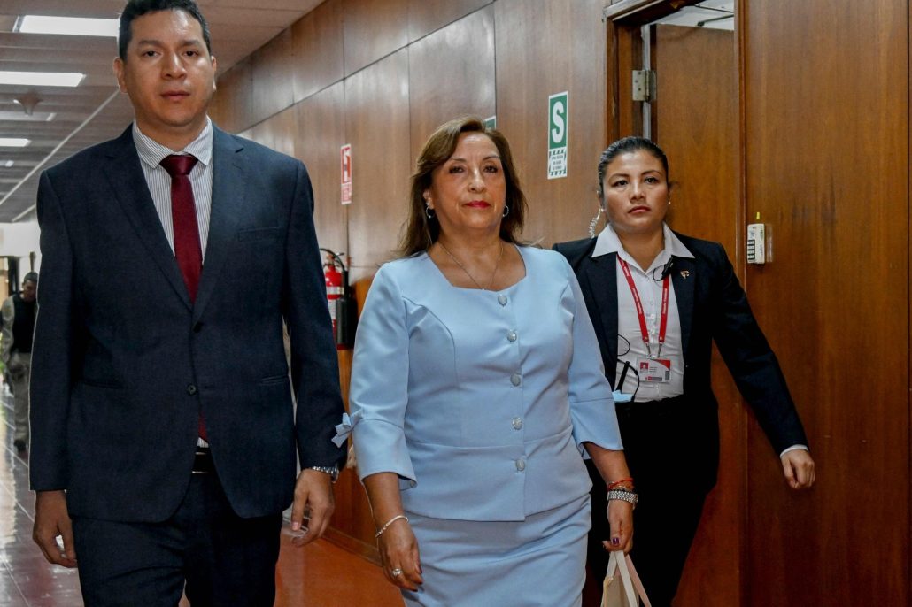 Presidenta de Perú declara por tres horas en la Fiscalía sobre muertes en protestas