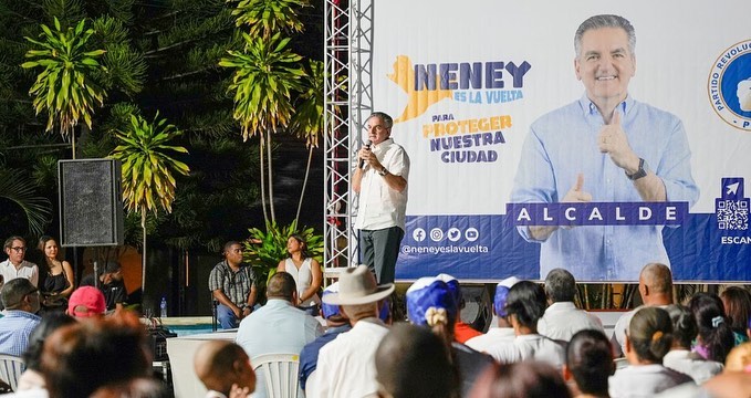 Neney Cabrera comparte propuesta con líderes comunitarios y dirigentes del DN