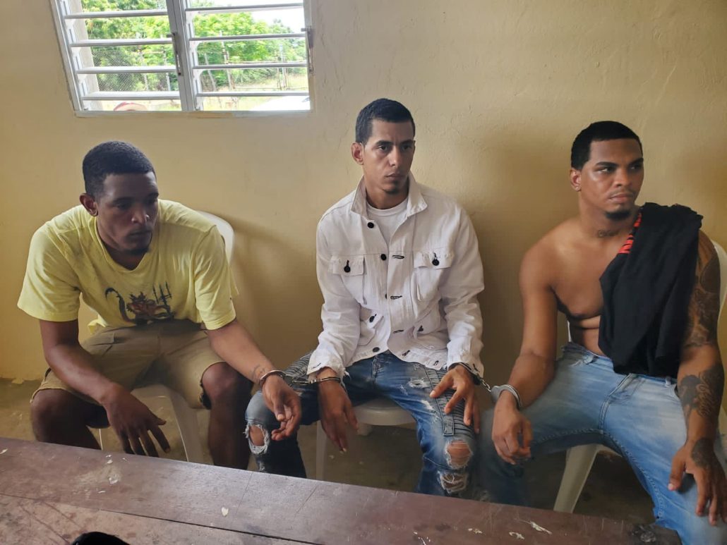 Apresan en Manzanillo tres personas que raptaron hombre por estafarlos con RD$200 mil pesos para llevarlos a PR