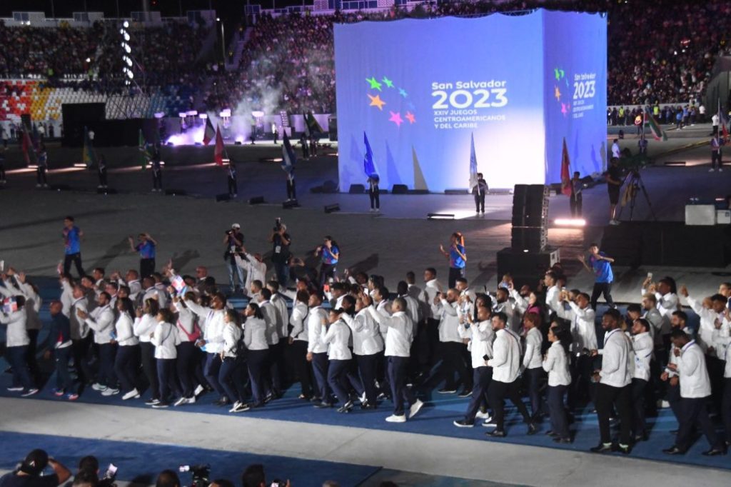 Elegancia distingue a delegación dominicana en desfile inauguración de San Salvador 2023 | De Último Minuto