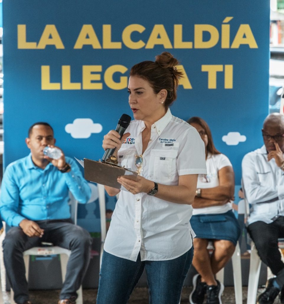 Carolina Mejía conversa con comunitarios en Gualey para mejorar el sector