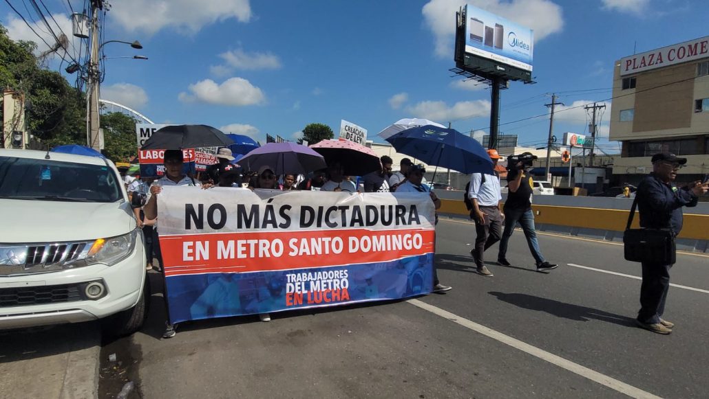 Empleados del Metro marchan al Palacio Nacional en demanda de prestaciones laborales