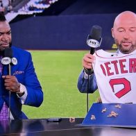 La reacción de Derek Jeter al recibir un regalo de David Ortiz en Londres - Noticias de hoy en República Dominicana | De Último Minuto