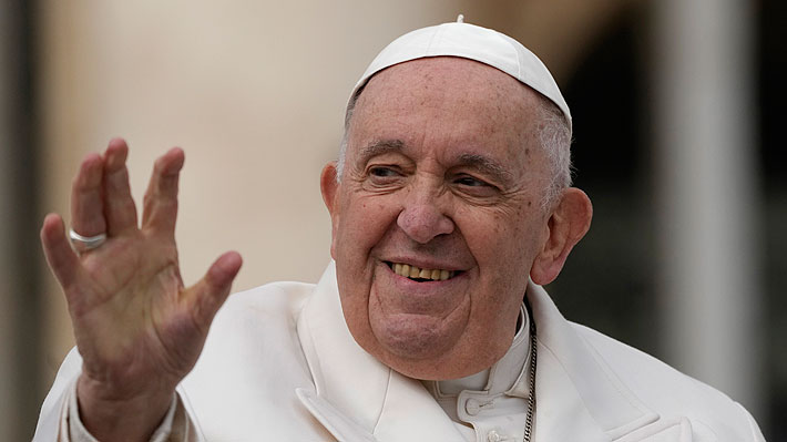 El papa continúa mejorando y trabaja en el hospital