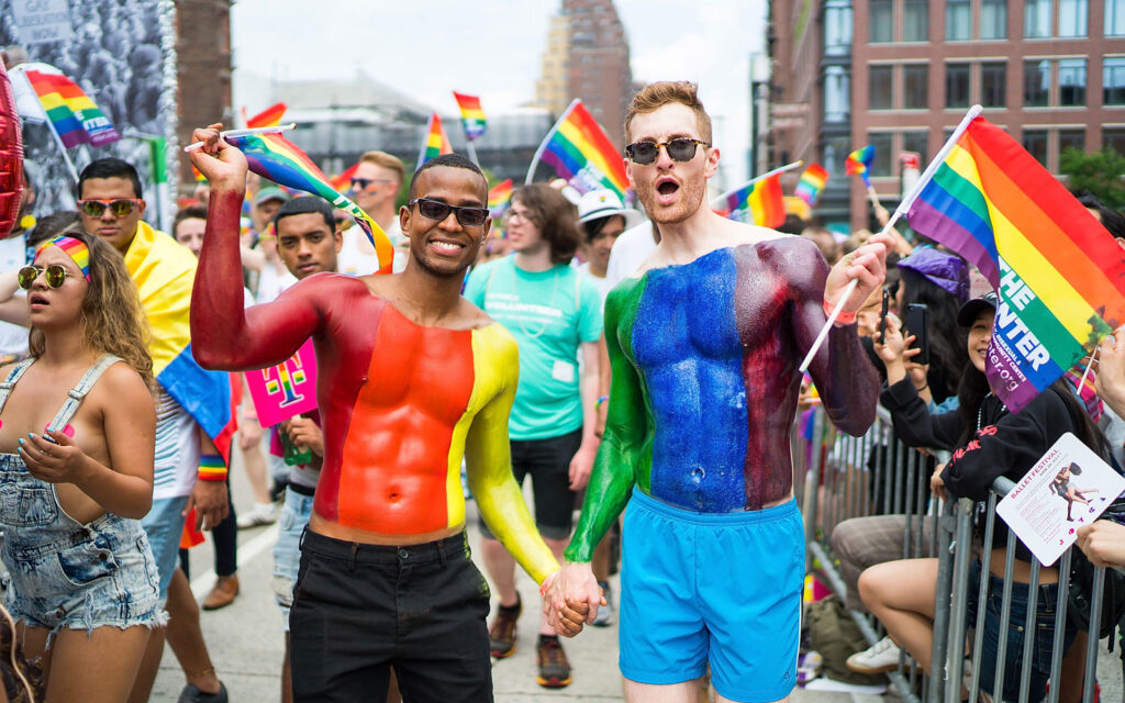 NYC se prepara para el Gran Desfile del Orgullo LGBTQ+ 