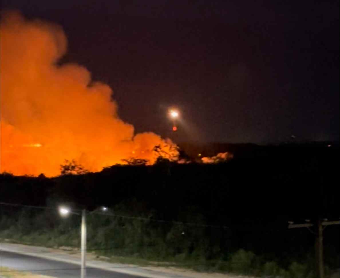 Reportan fuerte incendio en alrededores de la Base Aérea de San Isidro - Noticias de hoy en República Dominicana | De Último Minuto