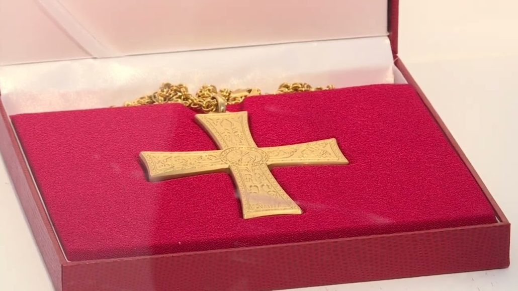 Roban la cruz pectoral de Benedicto XVI de su parroquia de origen en Alemania