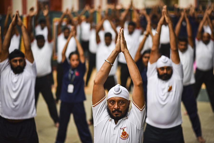 India bate un récord Guinness con 153.000 participantes en la mayor sesión de yoga