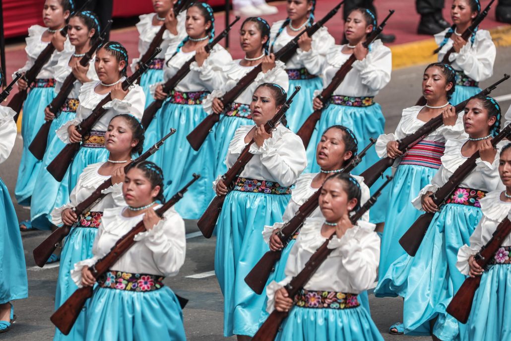 Entre protestas, peruanos admiran desfile cívico militar por su independencia