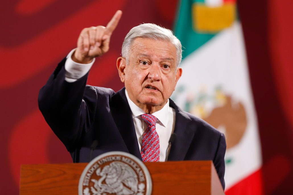 Presidente de México promete justicia por la niña que murió en elevador de hospital