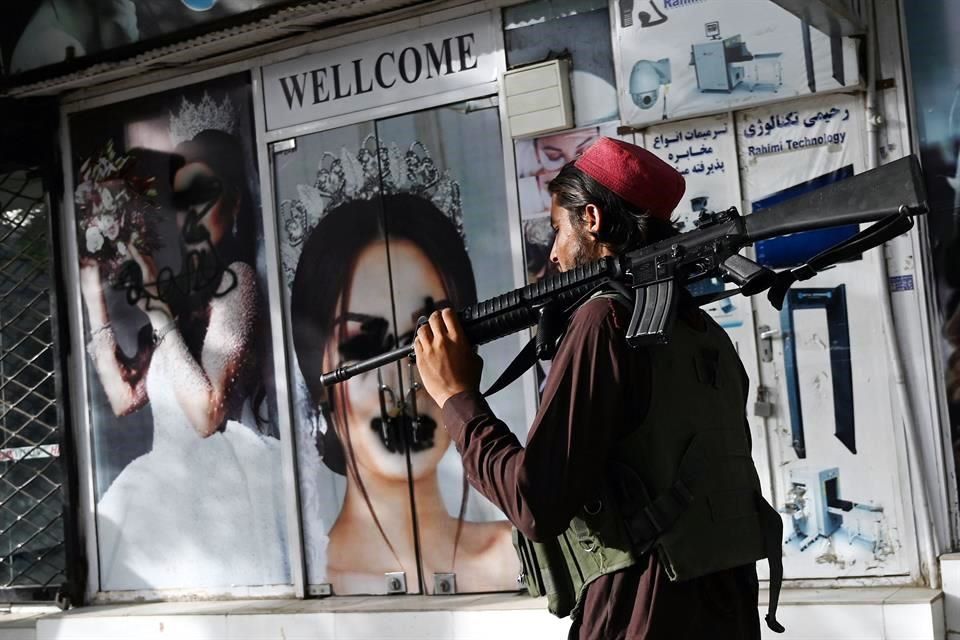 Talibanes prohíben los salones de belleza para mujeres en Afganistán