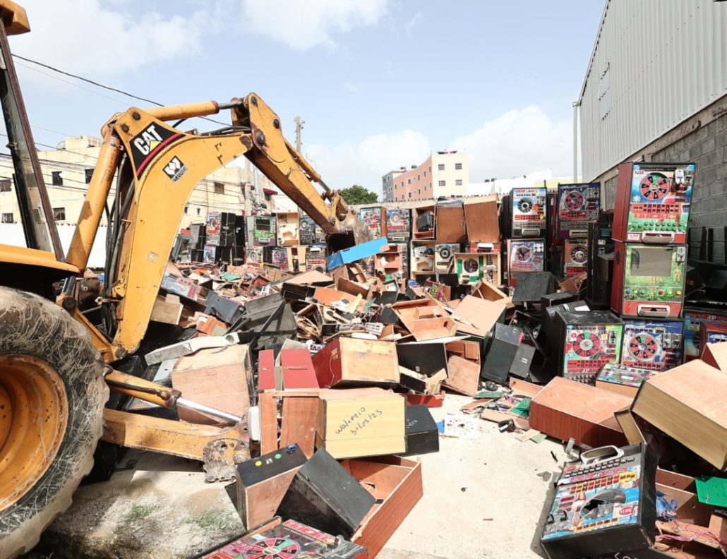 Hacienda destruye más de 1,800 equipos ilegales de juegos de azar 