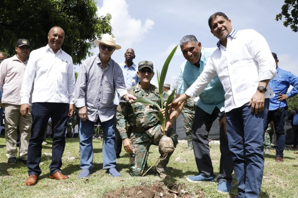 Ministerios de Agricultura y Defensa inauguran vivero para fortalecer programa de producción de coco