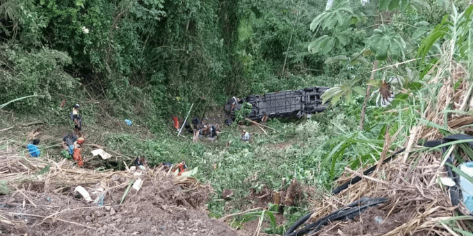 Al menos 9 muertos y 33 heridos en Colombia al caer autobús por un precipicio