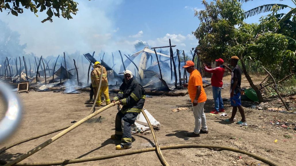 Investigan causas de incendio que destruyó pensión en Montecristi