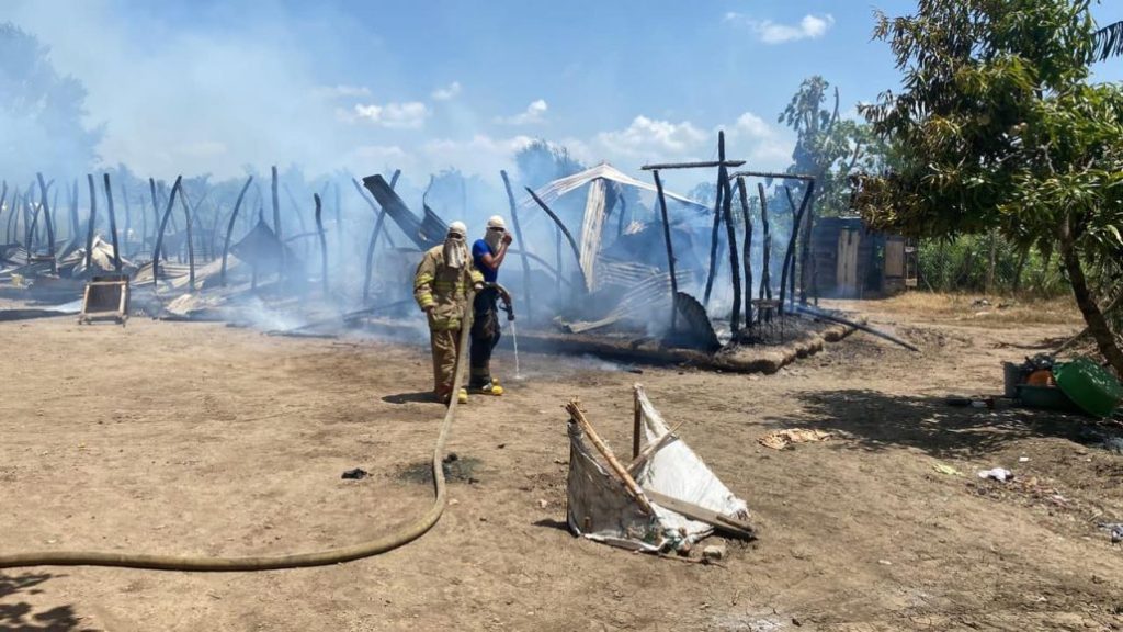 Investigan causas de incendio que destruyó pensión en Montecristi | De Último Minuto