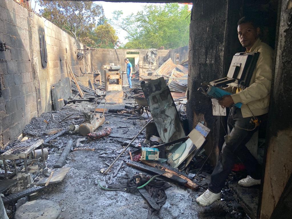 Fuego destruyó dos talleres de ebanistería en Santiago - Noticias de hoy en República Dominicana | De Último Minuto