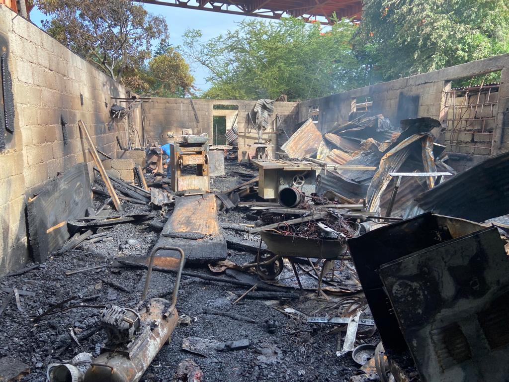 Fuego destruyó dos talleres de ebanistería en Santiago - Noticias de hoy en República Dominicana | De Último Minuto