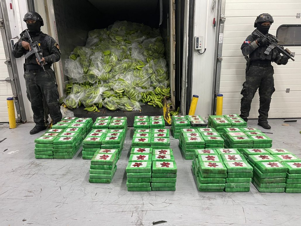 Ocupan 400 paquetes de cocaína camuflados en carga de guineos en Caucedo