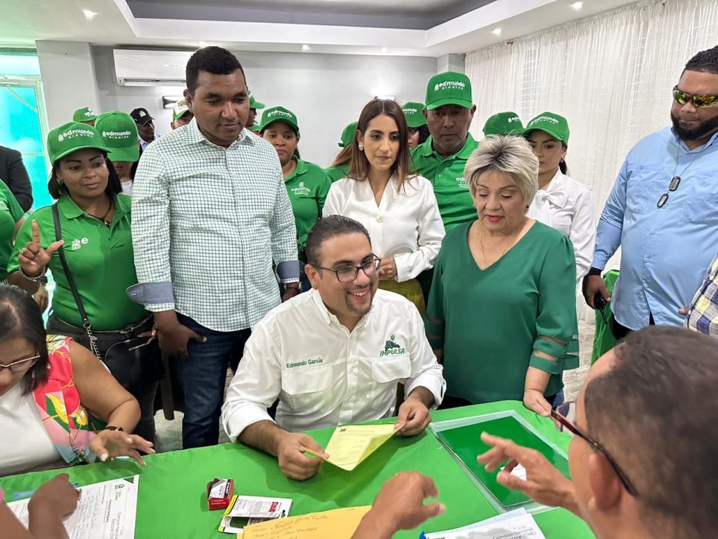 Edmundo García formaliza precandidatura alcalde por FP en San Cristóbal