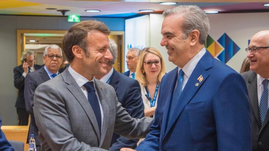 Abinader y Macron dialogan por varios minutos en Cumbre UE-CELAC