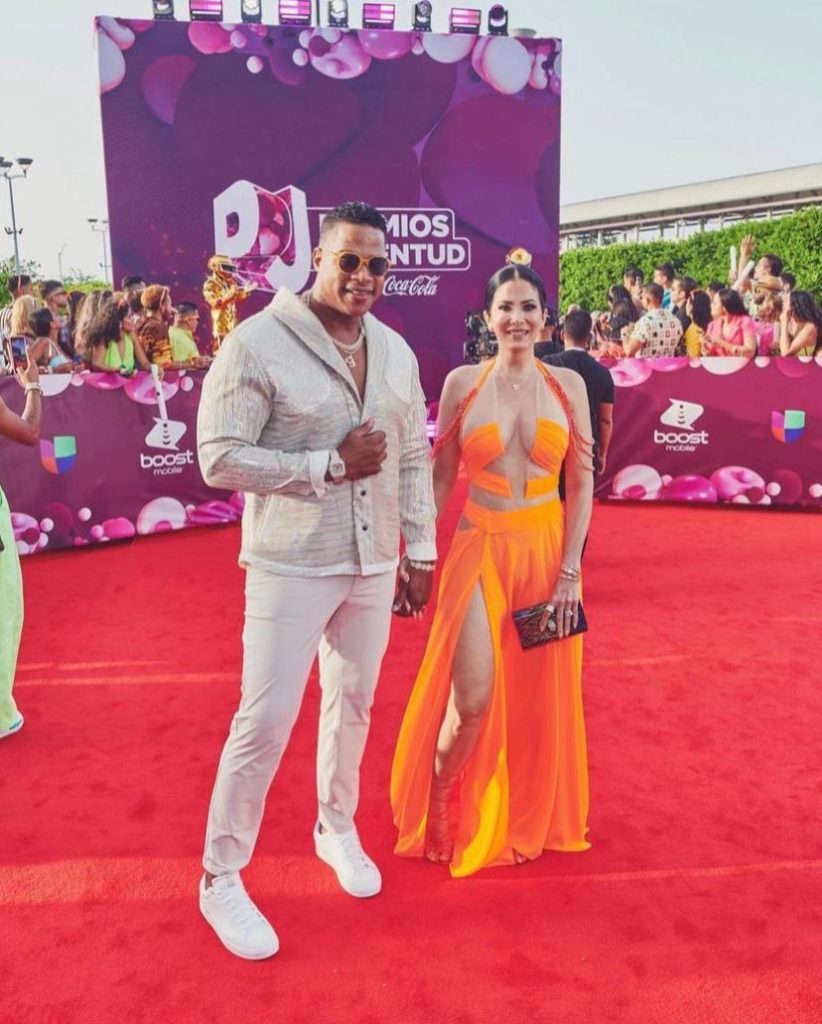 Celebridades desfilan en alfombra roja de Premios Juventud 2023 | De Último Minuto