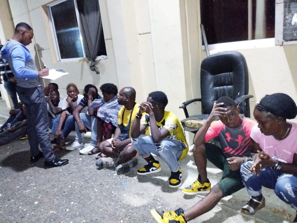 PN busca chófer que abandonó yipeta con 18 haitianos indocumentados