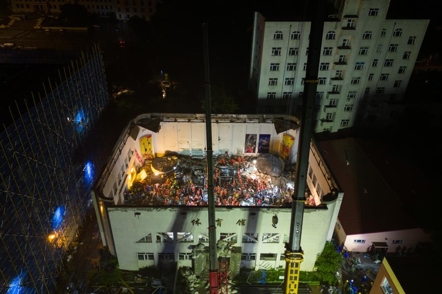 Once muertos tras el derrumbe del techo de un centro deportivo escolar en China