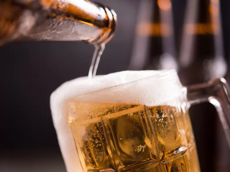 Estudio revela una sola bebida alcohólica al día puede elevar la tensión arterial